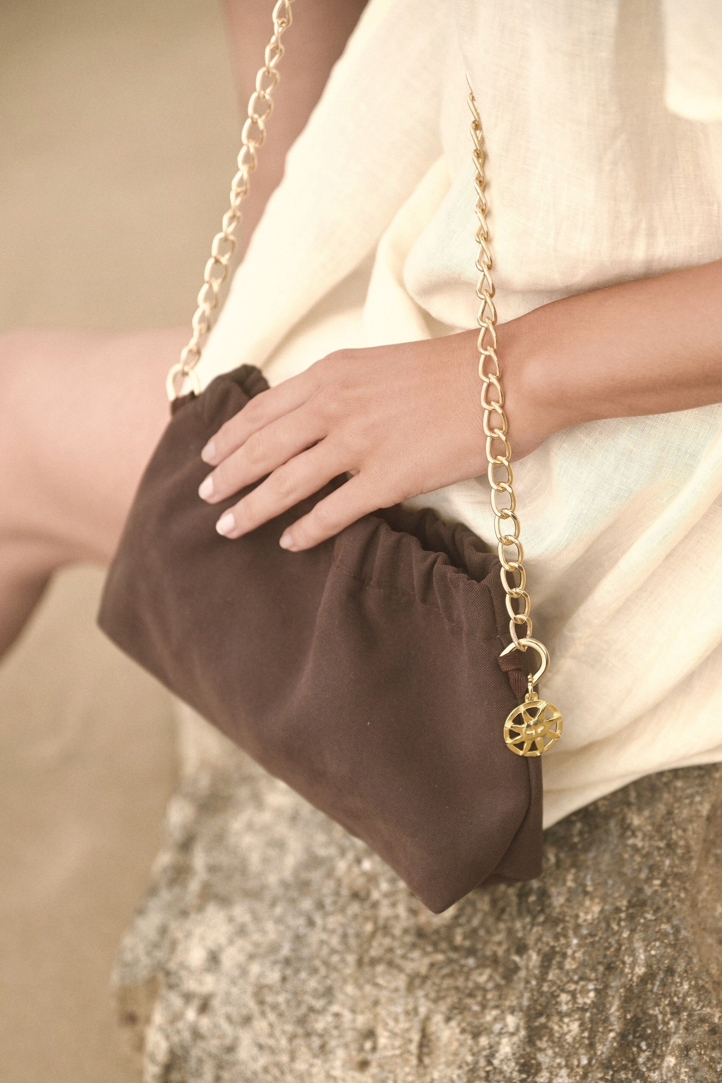 Éclair chain bag in chocolate