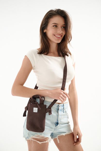Cannoli phone bag in chocolate